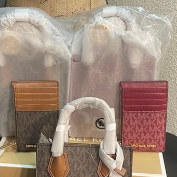 COPY - NWT Brand New Michael Kors Mercer with Matching Card Case Wallet.
